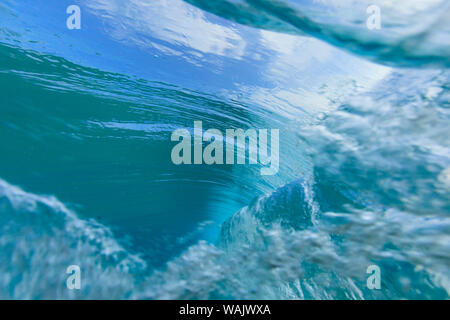 Fischaugenobjektiv Welle bricht an Kua Beach, nördlich von Kona, Big Island, Hawaii Stockfoto