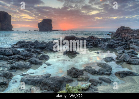 Blick vom Strand auf Manele Bay von Puu Pehe (Sweetheart Rock) bei Sonnenaufgang, South Shore von Lanai Island, Hawaii, USA Stockfoto