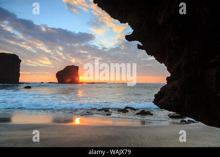 Blick vom Strand auf Manele Bay von Puu Pehe (Sweetheart Rock) bei Sonnenaufgang, South Shore von Lanai Island, Hawaii, USA Stockfoto