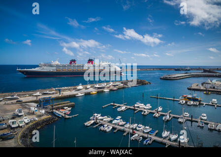 Portugal, Azoren, Sao Miguel, Ponta Delgada Port mit Kreuzfahrtschiff Stockfoto