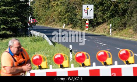 Braunschweig, Deutschland. 21 Aug, 2019. Ein Mitarbeiter von der Autobahn Wartung schließt die Braunschweig-Südstadt Kreuzung der Autobahn A39. Ein Treiber lief weg von der Polizei in der Nähe von Braunschweig und verursacht einen schweren Unfall. Auf seiner Flucht versuchte er, die A 39 verlassen und prallte dabei mit zwei Autos warten auf der rechten Abbiegespur. Der Fahrer des Pkw starb, starb er an der Unfallstelle. Der Fahrer des dritten Autos und die Person, die den Unfall verursacht wurden schwer verletzt. Credit: Julian Stratenschulte/dpa/Alamy leben Nachrichten Stockfoto