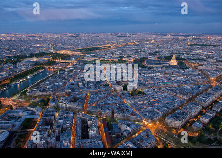 Dämmerung der Nacht von Paris. Hochrangige Blick nach Osten Blick vom Eiffelturm, Paris, Frankreich Stockfoto