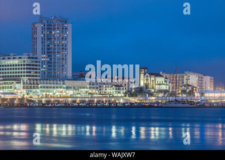 Portugal, Azoren, Sao Miguel, Ponta Delgada. Die Skyline der Stadt vom Hafen Stockfoto