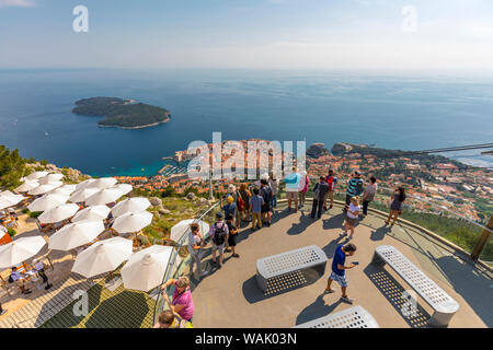 Kroatien, Dubrovnik. Überblick über Stadt und Otok Insel Lokrum National Park. Credit: Fred Herr/Jaynes Galerie/DanitaDelimont.com Stockfoto