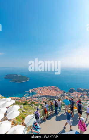 Kroatien, Dubrovnik. Überblick über Stadt und Otok Insel Lokrum National Park. Credit: Fred Herr/Jaynes Galerie/DanitaDelimont.com Stockfoto