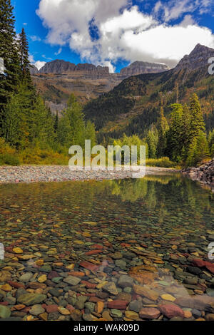 McDonald Creek mit Garten Wand im frühen Herbst im Glacier National Park, Montana, USA Stockfoto