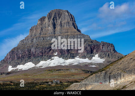 Red Jammer bus Köpfe zum Logan Pass auf der Sonne Straße, im Glacier National Park, Montana, USA Stockfoto