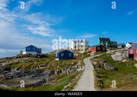 Grönland, Itilleq. Straße durch bunte Häuser. Stockfoto