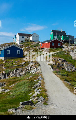 Grönland, Itilleq. Straße durch bunte Häuser. Stockfoto