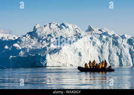 Grönland, Ilulissat. Sternzeichen Kreuzfahrt unter der Eisberge im Eisfjord. Stockfoto