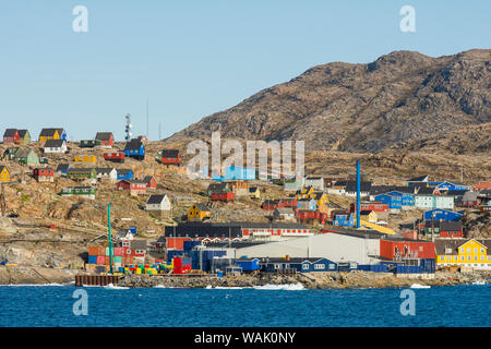 Grönland, Uummannaq. Bunte Häuser dot die felsige Landschaft. Stockfoto