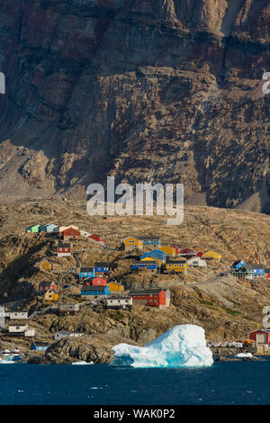 Grönland, Uummannaq. Bunte Häuser dot die felsige Landschaft. Stockfoto