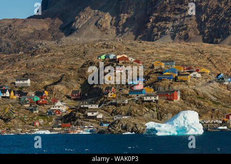 Grönland, Uummannaq. Bunte Häuser dot die felsige Landschaft. Stockfoto