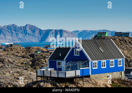 Grönland, Uummannaq. Bunte Häuser dot die felsige Landschaft. Stockfoto