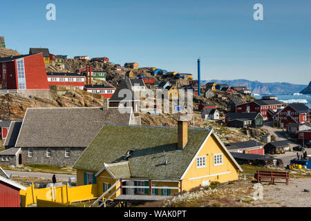 Grönland, Uummannaq. Bunte Häuser dot die felsige Landschaft. Stockfoto