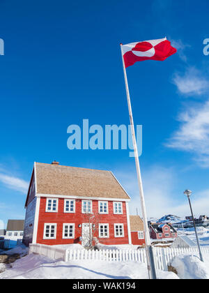 Rotes Haus in der Altstadt von Nuuk, der Hauptstadt von Grönland. (Redaktionelle nur verwenden) Stockfoto