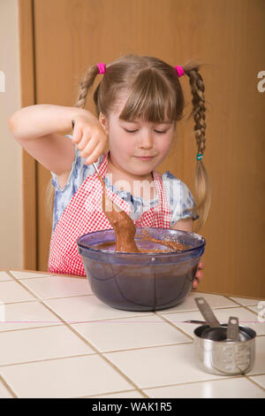 Mädchen Teig rühren, eine Schokolade bundt Cake. (MR, PR) Stockfoto