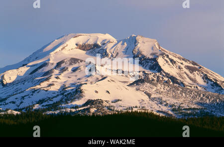 USA, Oregon, Deschutes National Forest. South Schwester bei Sonnenaufgang mit ersten Herbst Schnee. Stockfoto
