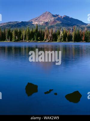 USA, Oregon, Deschutes National Forest. Broken Top reflektieren, Funken See in den späten Abend. Stockfoto