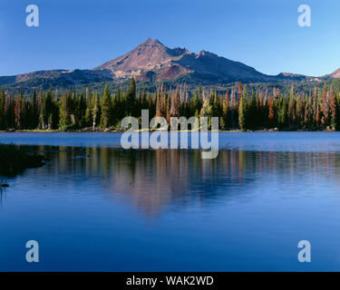 USA, Oregon, Deschutes National Forest. Broken Top reflektieren, Funken See in den späten Abend. Stockfoto