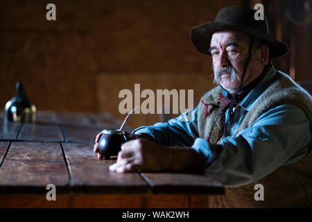 Argentinien. Ältere Gaucho mit mate Kürbis Stockfoto