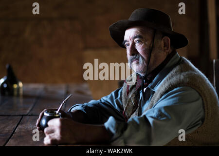 Argentinien. Ältere Gaucho mit mate Kürbis Stockfoto