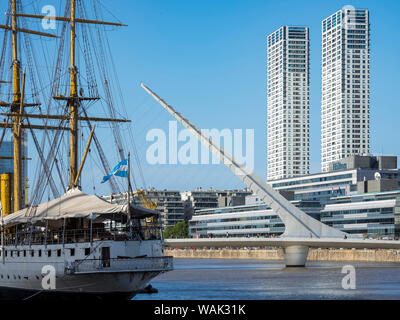 Puente de La Mujer, eine drehende Fußgängerbrücke, entworfen vom Architekten Santiago Calatrava. Puerto Madero, das moderne Leben Viertel um den alten Hafen von Buenos Aires. Südamerika, Argentinien. (Redaktionelle nur verwenden) Stockfoto