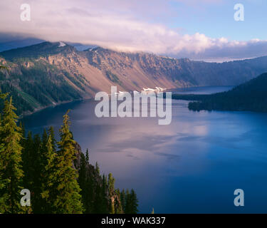 USA, Oregon, Crater Lake National Park. Morgen Wolken schweben über dem West Rim von Crater Lake. Stockfoto