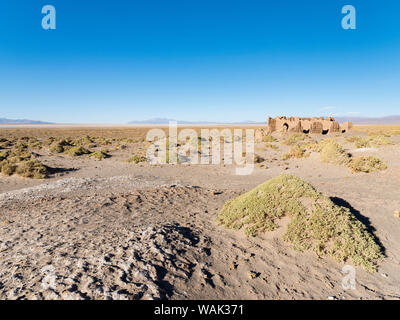 Ruinen von Gebäuden für Salz. Landschaft am Salzsee Salar Salinas Grandes im Altiplano, Argentinien. Stockfoto