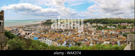 Die Dächer von Hastings - Panoramablick vom East Hill von der Strandpromenade, Altstadt, Dächer und West Hill, East Sussex, Großbritannien Stockfoto