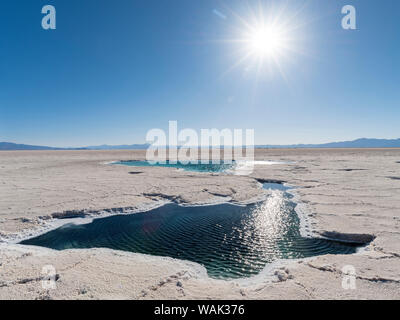 Ojos del Salar, Grundwasser Teiche und Oberfläche des Salar. Landschaft auf dem Salzsee Salar Salinas Grandes im Altiplano, Argentinien. (Redaktionelle nur verwenden) Stockfoto