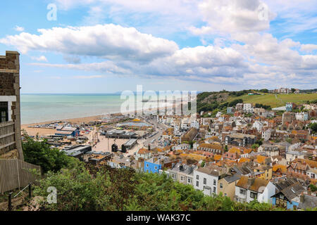 Die Dächer von Hastings - Ansicht von Osten Hügel der Küste, Altstadt, Dächer und West Hill, East Sussex, Großbritannien Stockfoto