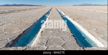 Salz Bearbeitungsbereich für Besucher geöffnet Landschaft auf dem Salzsee Salar Salinas Grandes im Altiplano, Argentinien. (Redaktionelle nur verwenden) Stockfoto