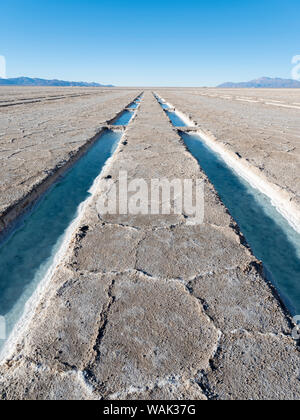 Salz Bearbeitungsbereich für Besucher geöffnet Landschaft auf dem Salzsee Salar Salinas Grandes im Altiplano, Argentinien. (Redaktionelle nur verwenden) Stockfoto