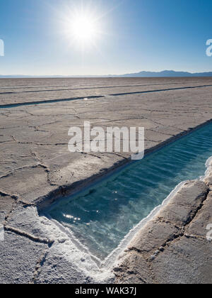 Salz Bearbeitungsbereich für Besucher geöffnet Landschaft auf dem Salzsee Salar Salinas Grandes im Altiplano, Argentinien. (Redaktionelle nur verwenden) Stockfoto