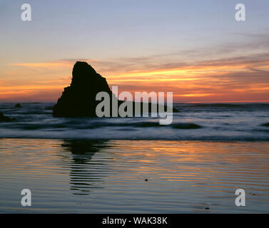USA, Oregon, Ecola State Park. Sonnenuntergang über dem Meer bei indischen Strand stack. Stockfoto