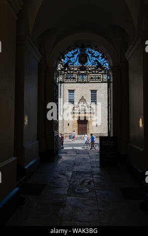 Oxford, Großbritannien, 29. Juni 2019: ein Gehweg führt in das Sonnenlicht auf catte Street Stockfoto