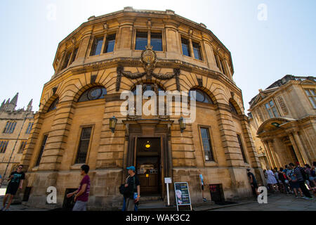 Oxford, Großbritannien, 29. Juni 2019: ein von Touristen und Studenten rund um die Alten Bodleian Library, die durch Breite Straße Stockfoto