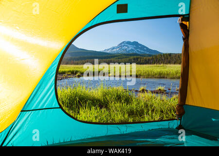 Blick durch Zelt, South Schwester (Elevation 10,358 ft.) Funken See, drei Schwestern Wüste, östlichen Oregon, USA Stockfoto