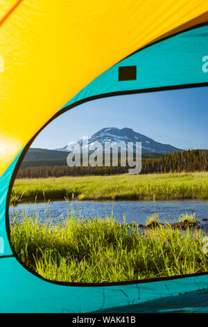 Blick durch Zelt, South Schwester (Elevation 10,358 ft.) Funken See, drei Schwestern Wüste, östlichen Oregon, USA Stockfoto