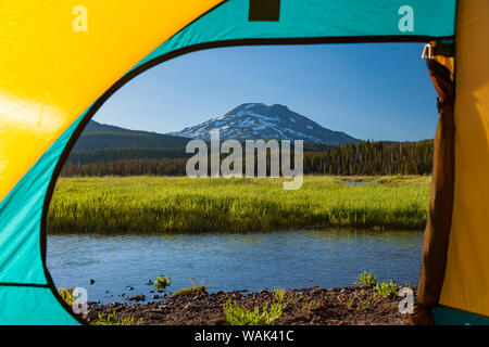 Blick durch Zelt, South Schwester (Elevation 10,358 ft.) Funken See, drei Schwestern Wüste, östlichen Oregon, USA Stockfoto