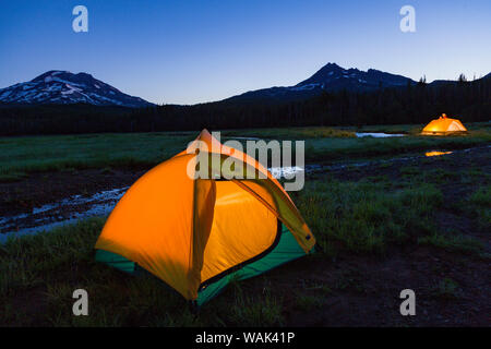 Camping Zelt, South Schwester (Elevation 10,358 ft.) Funken See, drei Schwestern Wüste, östlichen Oregon, USA Stockfoto