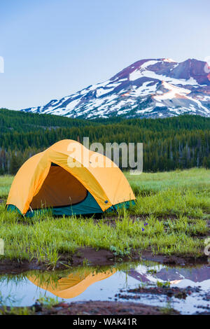 Camping Zelt, South Schwester (Elevation 10,358 ft.) Funken See, drei Schwestern Wüste, östlichen Oregon, USA Stockfoto