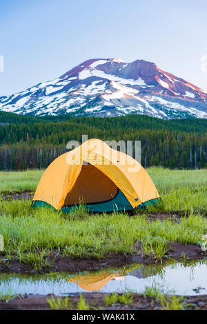 Camping Zelt, South Schwester (Elevation 10,358 ft.) Funken See, drei Schwestern Wüste, östlichen Oregon, USA Stockfoto