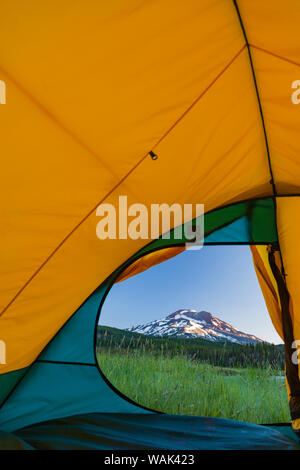 Blick durch Zelt, South Schwester (Elevation 10,358 ft.) Funken See, drei Schwestern Wüste, östlichen Oregon, USA Stockfoto