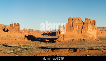 USA, Utah. Arches National Park, drei Klatschbasen, Schafe Rock, und die Orgel Stockfoto
