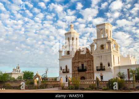 USA, Colorado, San Xavier Del Bac Mission. Morgen Wolken über Mission. Credit: Cathy und Gordon Illg/Jaynes Galerie/DanitaDelimont.com Stockfoto