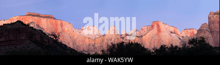 USA, Utah. Zion National Park, Türme der Jungfrau, und der Westen Tempel Stockfoto