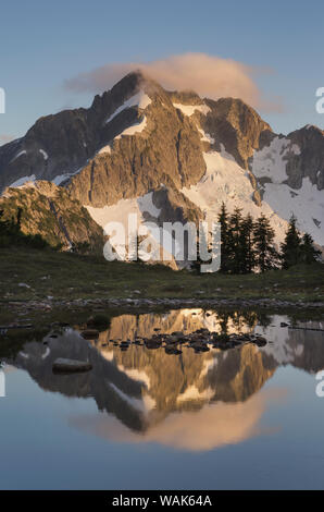 Whatcom Peak spiegelt sich in Tapto Lake, North Cascades National Park Stockfoto