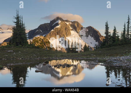 Whatcom Peak spiegelt sich in Tapto Lake, North Cascades National Park Stockfoto